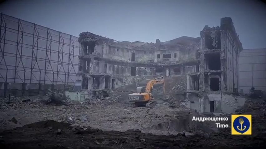 Video: Rusové likvidují vybombardované divadlo v Mariupolu